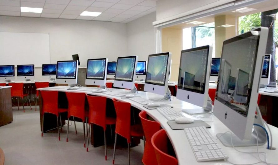 American Curriculum Schools – Debate Over Class Size and Technology